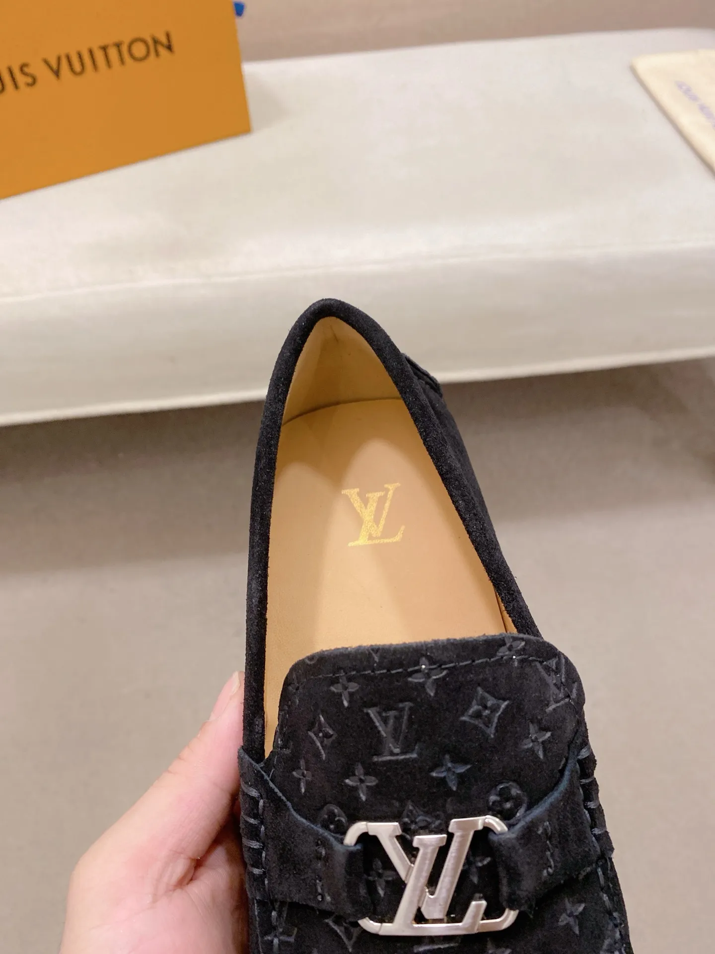 Factory price: 500💰High-end quality! LV 🆕🆕Exclusive hot-selling products in stock🔥🔥New products on the shelves, high-quality Ferragamo men's pea shoes, high-end casual driving shoes, with complete packaging! 💪 💪 Material: Imported suede cowhide 🐂 + Imported high-quality buffalo leather lining + wear-resistant outsole 👍🏻👍🏻 Features: High-end and comfortable, purely handmade 🚀 🚀 Create the perfect shoes that suit you best 🔥 🔥 Size: (38-44) 45 standard size can be customized!